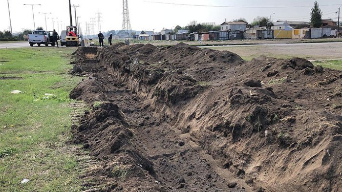 Extrema medida: Municipio de Hualpén construye una zanja para que los habitantes respeten la cuarentena