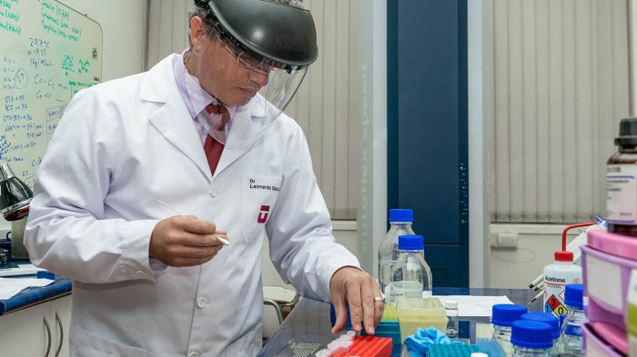 Científicos chilenos descubren técnica más rápida y económica para diagnosticar el COVID-19