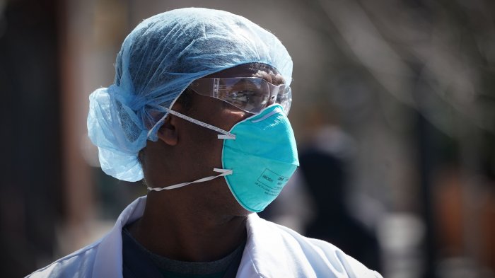 Universidades evalúan flexibilizar requisitos de titulación en Medicina y adelantar egreso de alumnos