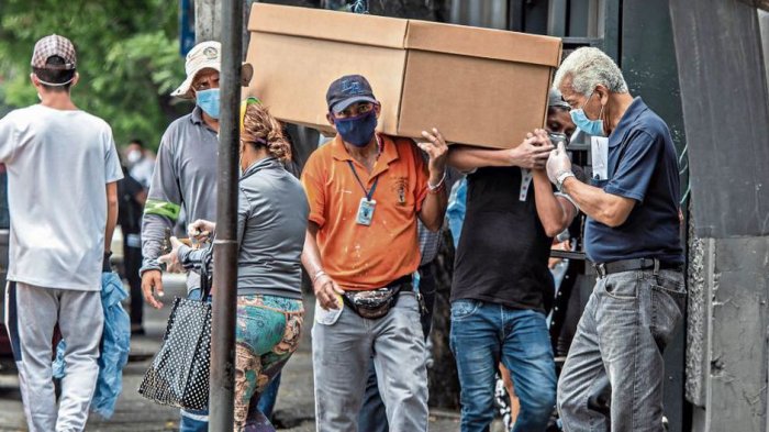 Autoridades ecuatorianas retiran al menos 700 cadáveres desde las casas en Guayaquil
