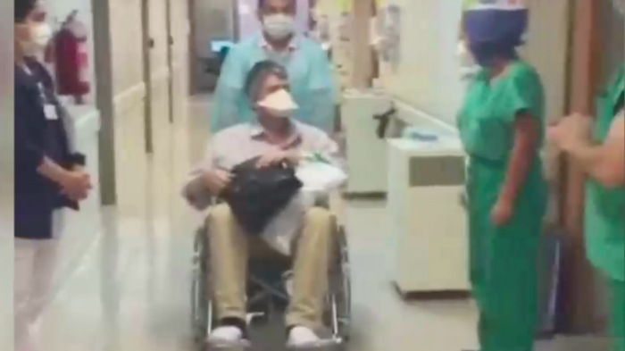 Lo despidieron entre aplausos: Paciente más grave de la Clínica Alemana fue dado de alta