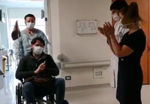 Profesor del Saint George's fue dado de alta entre aplausos tras pasar 28 días hospitalizado con COVID-19