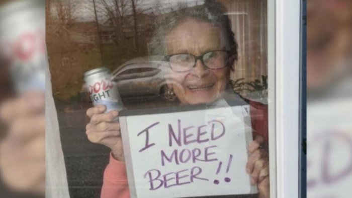 Abuela de 93 años pidió cervezas por la ventana durante cuarentena y le regalaron 150 latas