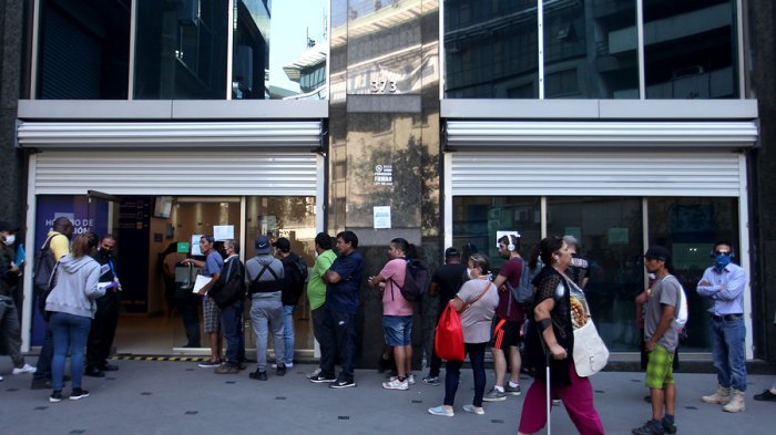 Hombre con COVID-19 fue sorprendido en la fila para cobrar el seguro de cesantía: Provocó un operativo policial