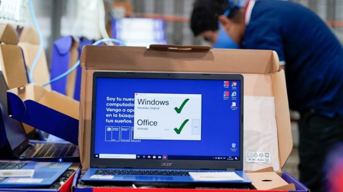 Adelantan entrega de computadores con internet para estudiantes de 7° básico: Revisa si eres beneficiario