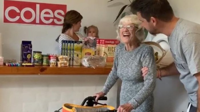 Familia recrea un supermercado dentro de casa para que abuela con Alzheimer no pierda su rutina en cuarentena