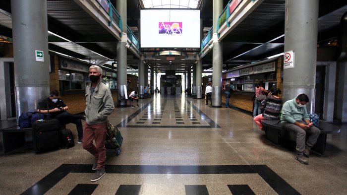 Ubican a 46 pasajeros que compartieron viaje con funcionaria del Hospital Félix Bulnes contagiada con COVID-19