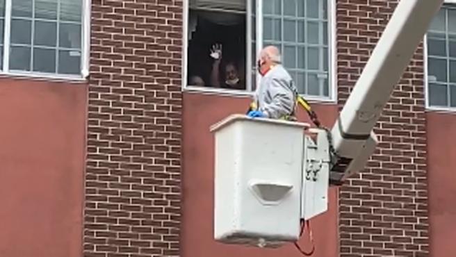 Romeo moderno: Hombre de 88 años usa una grúa para ver a su esposa en cuarentena
