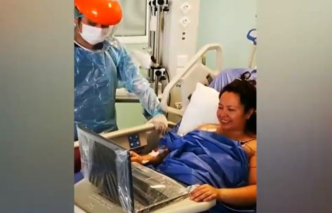 Videollamadas ayudan a que pacientes que estuvieron críticos por COVID-19 se reencuentren con sus familias