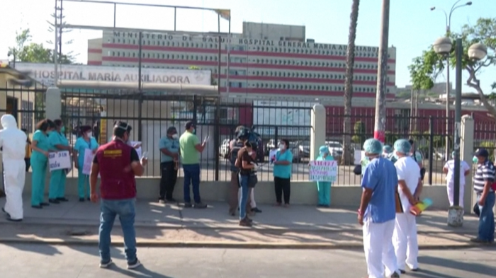 Trabajadores de la salud en Perú se manifestaron por colapso de las morgues de hospitales