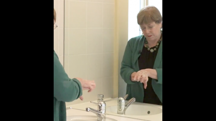 Bachelet asume el desafío #SafeHands y comparte video con lavado de manos para prevenir el COVID-19