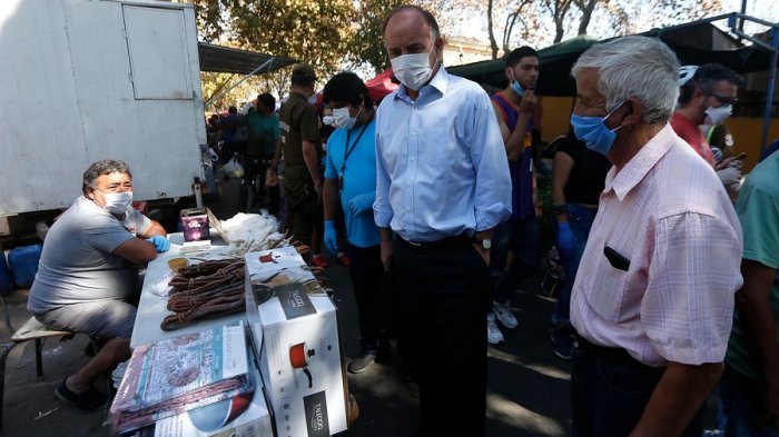 Ministro Walker llama a feriantes a no distorsionar precios y asegura que no hay ningún trabajador contagiado