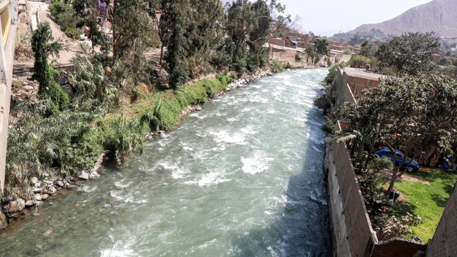 Perú: Cuarentena disminuyó un 90% la basura en el río Rimac y ahora se ve cristalino