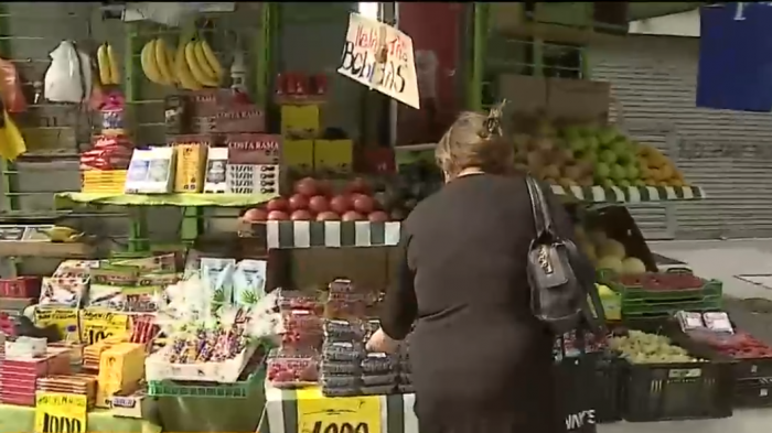 Un emprendimiento de frutas: Este es el único kiosko que permanece abierto en el centro de Santiago