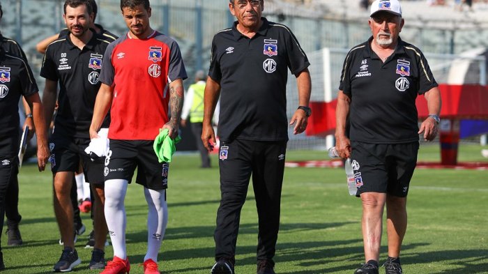 Cuerpo técnico y funcionarios de Colo Colo aceptan bajarse el sueldo ante propuesta de ByN