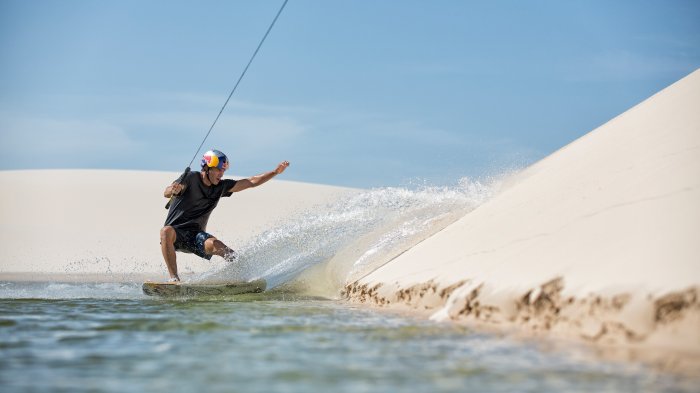 Deportistas “surfearon” las lagunas que aparecen una vez al año en desierto del parque nacional de Brasil