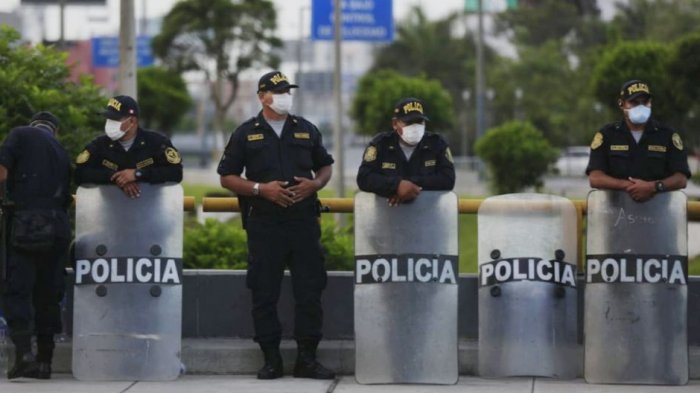 En medio de un aumento en los casos de policías contagiados por coronavirus: Perú releva a ministro de Interior