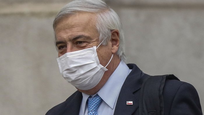 Mañalich resta validez de exámenes en aeropuerto antes de viajar a Rapa Nui: 