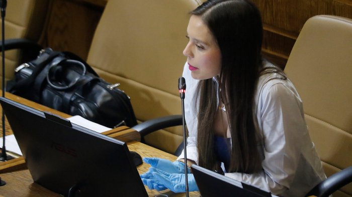 Camila Flores defiende a Carabineros como 