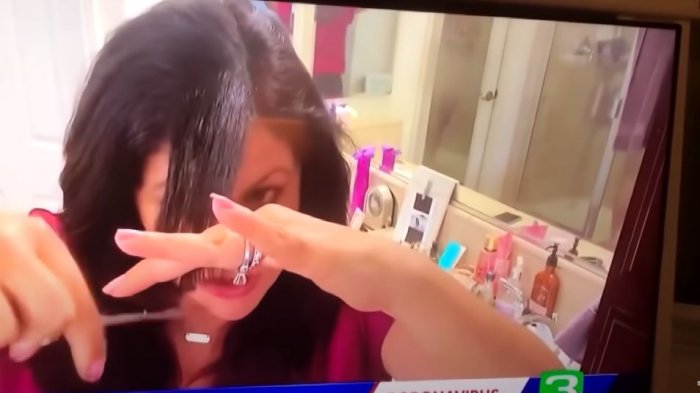 Chascarro de teletrabajo: Periodista transmitió en vivo desde el baño y su esposo estaba en la ducha