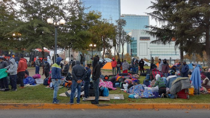 Más de 400 bolivianos pasaron la noche fuera del consulado para exigir retorno a su país