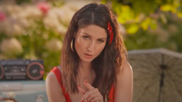 Francisca Valenzuela da un salto a los '60 en el video de 