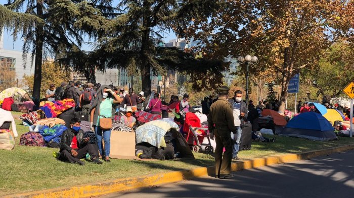 Matthei propone que bolivianos varados en consulado cumplan cuarentena en Providencia para regresar a su país