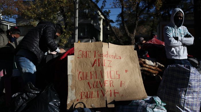 Arzobispado de Santiago acogerá a ciudadanos bolivianos varados que pasaron la noche en las calles de Providencia