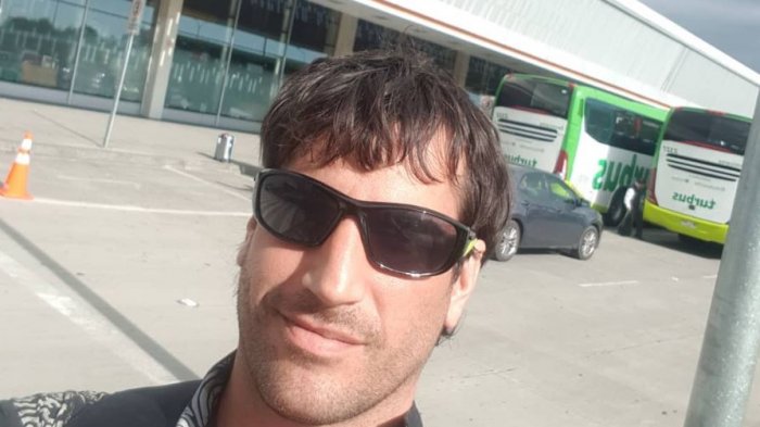 Félix Soumastre desinfecta hogares de ancianos gratis en medio de la pandemia