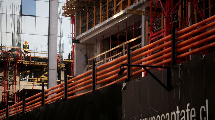 Ventas de viviendas nuevas se desploman y precios de arriendos bajan en torno al 15%