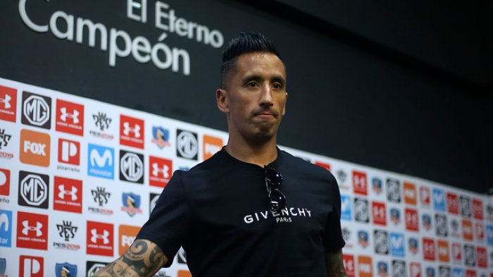 Lucas Barrios mandó recado a Espina: “Colo Colo debe manejar el filtro con el director deportivo”