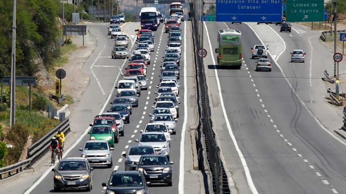 Arriesgan sanciones de hasta $50 millones: Ministro Moreno llama a no salir de la RM sin permisos ni justificación