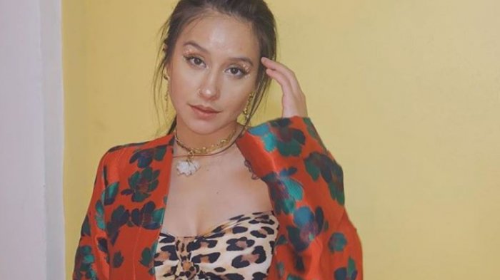 Billboard destaca a Denise Rosenthal como una de las artistas latinas a descubrir en cuarentena