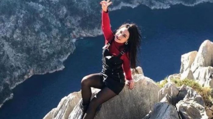 Quiso festejar que salió de cuarentena con arriesgada foto, pero se resbaló y cayó por un barranco