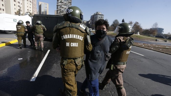 Uno de los detenidos que participó en manifestaciones en Plaza Italia dio positivo por COVID-19