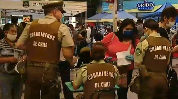 Gran aglomeración en terminal de buses para salir de Santiago por el fin de semana largo