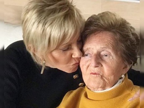 Raquel Argandoña sorprende al cantarle rancheras desde el balcón a su mamá de 92 años