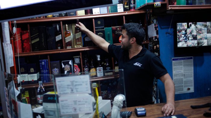 Botillerías de La Cisterna deberán cerrar dos horas antes del toque de queda a partir de este sábado