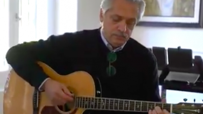 Con guitarra en mano, presidente de Argentina dedicó canción del Flaco Spinetta a los jóvenes