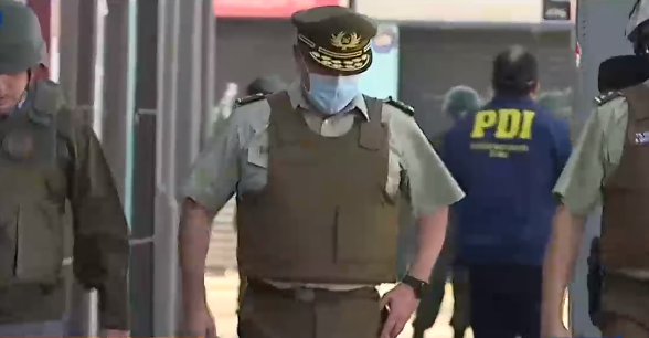 Delincuente escapa tras parapetarse en sucursal bancaria: Le quitó el arma al guardia y mantuvo rehenes