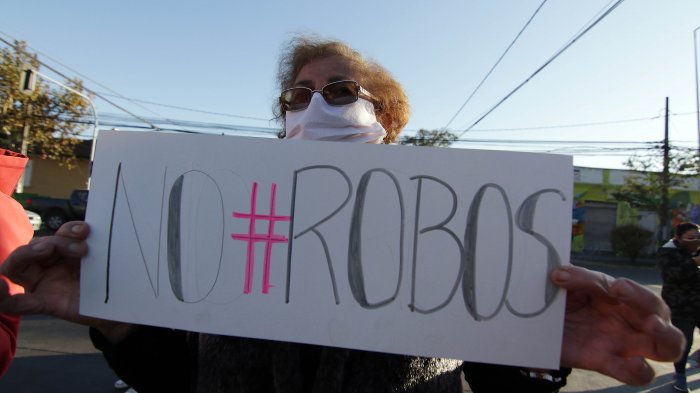 Expertos en seguridad advierten que delincuencia podría migrar a comunas sin cuarentena