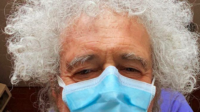 Brian May fue hospitalizado tras romper 