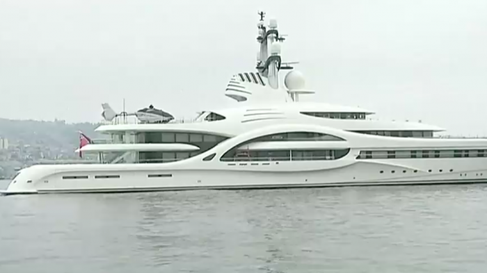 Yate del dueño del Monaco llegó a Valparaíso con 30 personas que no pueden descender