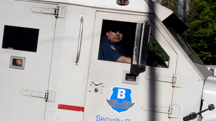 Se desconoce el paradero de la máquina: Roban camión Brinks en el Metro Santa Rosa y huyen en el vehículo