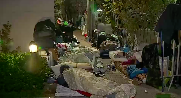 Más de 200 venezolanos duermen afuera de la embajada: Algunos ni siquiera tienen carpa