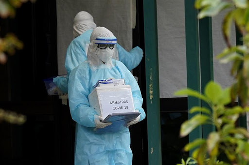 Chile supera los 30 mil contagios de COVID-19 y gobierno ingresa veto a proyecto de Ingreso Familiar de Emergencia