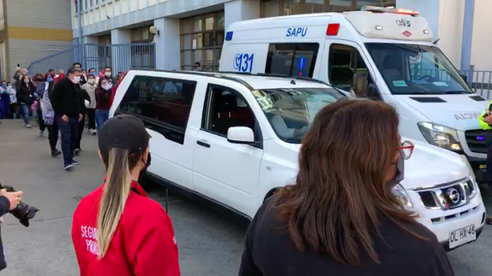 Funcionarios del Hospital Carlos Van Buren despiden entre aplausos a trabajadora que murió por COVID-19