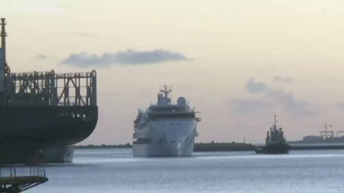 Chilena diagnosticada con coronavirus lleva casi dos meses al interior de crucero varado en el mar