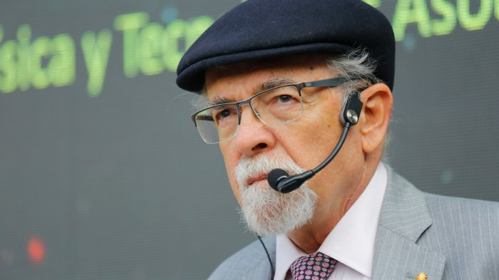 Profe Maza arremetió contra el ministro Mañalich: “Se ve lindo cuando se queda callado”