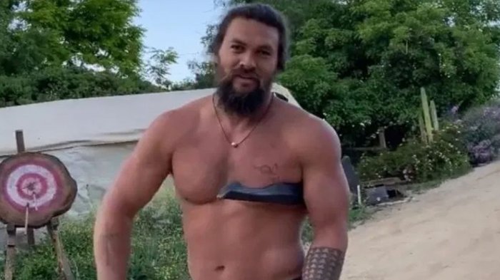 Jason Momoa no parece real: Tiró seis hachas de guerra y dio en el blanco